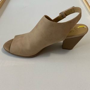 Tan Naturalizer Peep-Toes Dress Sandals. Size 9.